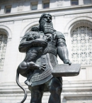Современная статуя Ашшурбанипала как основателя первой библиотеки. Сан-Франциско