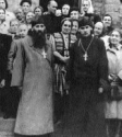 У Богоявленского храма в Йыхви. В центре слева направо - о. Михаил Ридигер, Елена Иосифовна Ридигер, о. Алексий Ридигер. 1950-е годы 