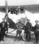 Пилот 18го корпусного авиационного отряда Константин Арцеулов возле своего трофейного “Альбатроса”