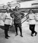 Константин Арцеулов, Александр Шарапов (в центре) возле изготовленного студентами планера.