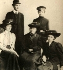 Ахматова_24_с братьями Андреем, Виктором и сестрой Ией. В центре — мать Инна Эразмовна, Киев, 1909