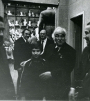 Народный художник СССР Заир Исаакович Азгур встречает гостей в своей мастерской