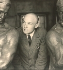 Заир Азгур со скульптурами «Строитель» и «Тракторист». 1929 г.