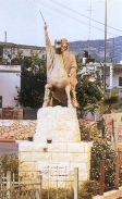Бронзовая статуя АТРАША Султана, установленая в деревне Хурфеш