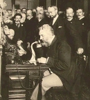 Белл_3_ отвечает на телефонный звонок из Чикаго, находясь в Нью-Йорке, 1892