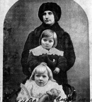 Берггольц_2_Мария Тимофеевна Берггольц с дочерьми Ольгой (внизу) и Марией