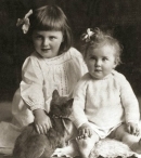 Ева (справа) и Ильза, 1913 г.