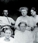 Булгаков_13_в Буче, август 1913. В верхнем ряду слева направо - Михаил, его мать, первая жена Татьяна