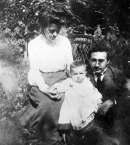 Эйнштейн_4_с-первой-женой-Милевой-Марич-и-сыном-Гансом-Альбертом,-1904