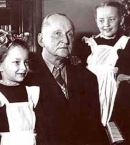 Анастасия Вертинская в детстве с отцом и сестрой