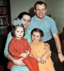 Гагарин_28_с женой Валентиной и дочками