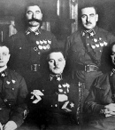 Первые пять маршалов (слева направо): Тухачевский, Ворошилов, Егоров (сидят), Будённый и Блюхер (стоят)