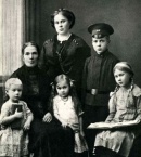 Гайдар_4_мать Наталья Аркадьевна (стоит), тетушка Дарья Алексеевна, Аркадий, сестры (слева направо) - Катя, Оля, Даша