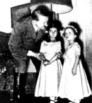  Дочери Иозефа Геббельса Хельга и Хильда поздравляют Адольфа Гитлера с днем рождения