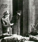 Гитлер_16_на выходе из бункера