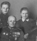 Генерал-полковник Филипп Иванович Голиков с женой Зинаидой Афанасьевной, сыновьями Сергеем (слева), Борисом (справа) и дочерью Ниной. 1944 г.