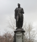 Памятник Грибоедову в Москве на Чистопрудном бульваре