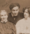 Гудини с матерью Сесилией Штайнер и женой Бэсс (Элизабет) в 1907 году