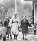 Анна-Герман-перед-концертом-у-служебного-входа-в-городской-театр-г.-Джамбула,-апрель-1979