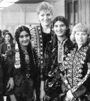 на-ткацкой-фабрике-в-Ашхабаде---слева-Алла-Бегалиева,-справа-Богумила-Витомская,-апрель-1980