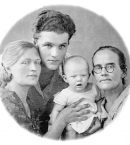 с-родителями-и-бабушкой,-1936