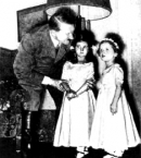 Дочери Геббельса Хельга и Хильда поздравляют Адольфа Гитлера с днем рождения