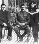 Сталин_35_с детьми (Яков крайний слева, Светлана и Василий крайний справа) и Андрей Жданов. 1938