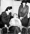 Стайн_11_Алиса Токлас и Гертруда Стайн с участницами Женского армейского корпуса (WAC)