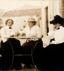 Стайн_4_(в центре) с подругами, 1903