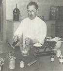 Макс в своей лаборатории в подвале магазина на South Hill Street в 1922