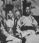  Д. Сухэ-Батор и его супруга Янжима. Конец 1917 г. 