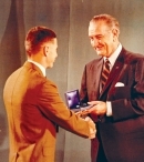 Президент Линдон Джонсон вручает медаль «За выдающуюся службу» (НАСА) Уильяму Андерсу. Январь 1969 года