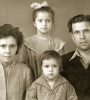 мама, папа и две дочери – старшая Галина и младшая Вера