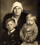 Уорхолл_2_Энди Уорхол (справа) с мамой и братом Джоном