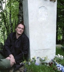 Тарантино_17_на могиле Бориса Пастернака, Переделкино, 2004