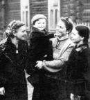 Бродский_19_с матерью и теткой. Череповец, 1942