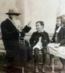 Л. Н. Толстой рассказывает сказку об огурце внукам Ильюше и Соне, 1909 год.
