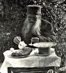 Толстой_3_за завтраком, 1901