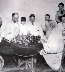 Толстой_9_играет в шахматы с М. С. Сухотиным. Ясная Поляна, 1908