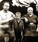 Горбачев_3_с дедом Пантелеем и бабушкой Василисой, конец 1930-х