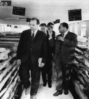 Горбачев_5_посещает свиноводческое хозяйство в ГДР, 1966