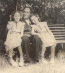 Лев Термен со своими дочерьми Натальей(слева) и Еленой Термен(справа)