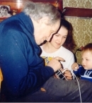 Лев Термен со своей внучкой Ольгой Термен и правнуком Петром Терменом у себя дома