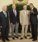Нил Армстронг (справа возле президента Обамы) и его коллеги по полёту — Майкл Коллинз (в центре) и Базз Олдрин (слева) на приёме в овальном кабинете Белого дома по поводу 40-летия полёта на Луну