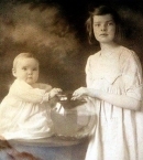 Хепберн_4_с сестрой Марион, 1918
