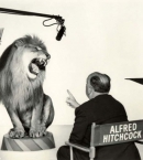 Хичкок_6_во время съемки легендарной заставки студии Metro-Goldwyn-Mayer, 1958