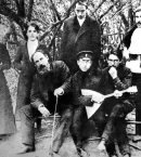 Хлебников_9_семья Хлебникова, 1910, он сам верху в пальто
