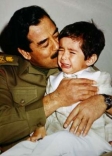 ХУСЕЙН Саддам целует правнука