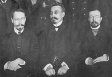 В.Т. Шевяков с В.А. Догелем (справа) и М.Н. Римским-Корсаковым (слева). Зоотомический кабинет Санкт-Петербургского университета, 1910 год.