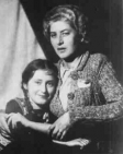 ЧУКОВСКАЯ Лидия Корнеевна с дочерью Люшей (Леной), Москва, 1943 г.